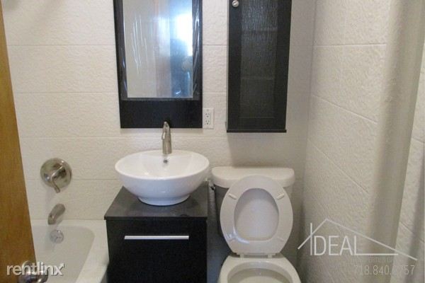 Building Photo - 30 Scholes St