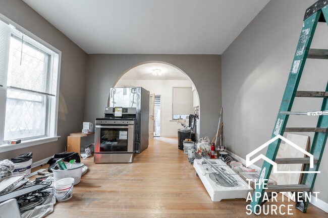 Building Photo - 907 W Belmont Ave