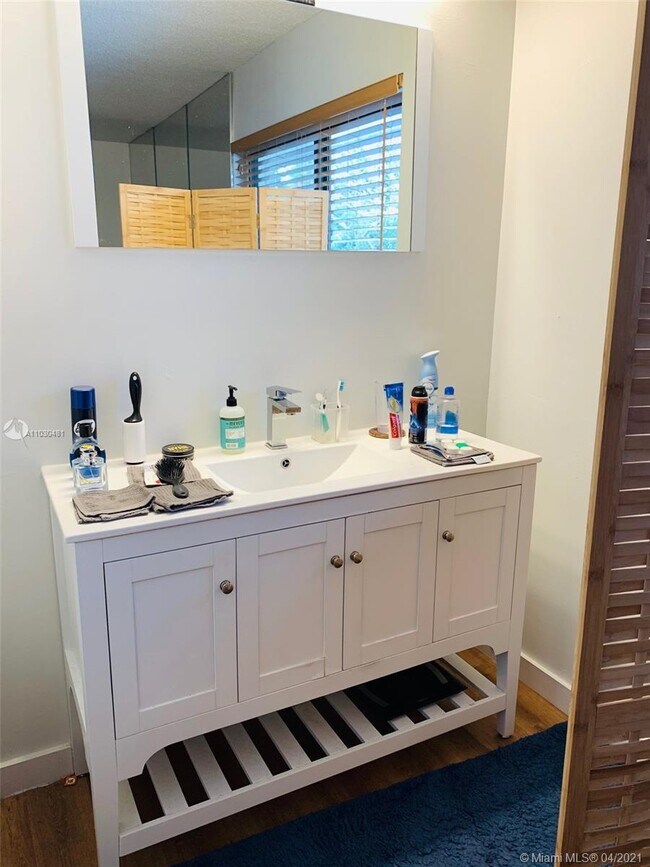 Foto del edificio - 5750 Turin St