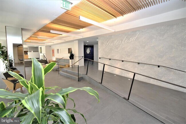 Foto del edificio - 3333 University Blvd W