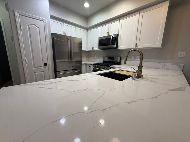 Foto del edificio - RENOVATED 4BD/2.5BA NEAR LONE MOUNTAIN