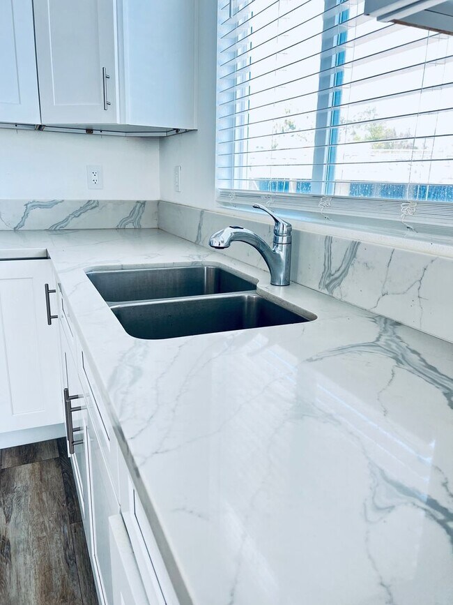 Foto del edificio - Private 2 bedroom, 1 bath back unit