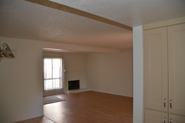 Building Photo - 804 Daffodil Dr