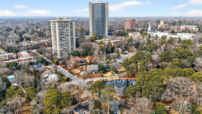 Foto del edificio - 2575 Peachtree Rd NE