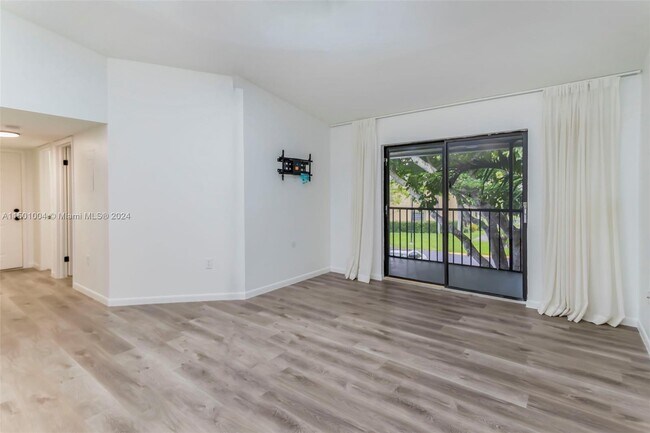 Foto del edificio - 931 NE 199th St