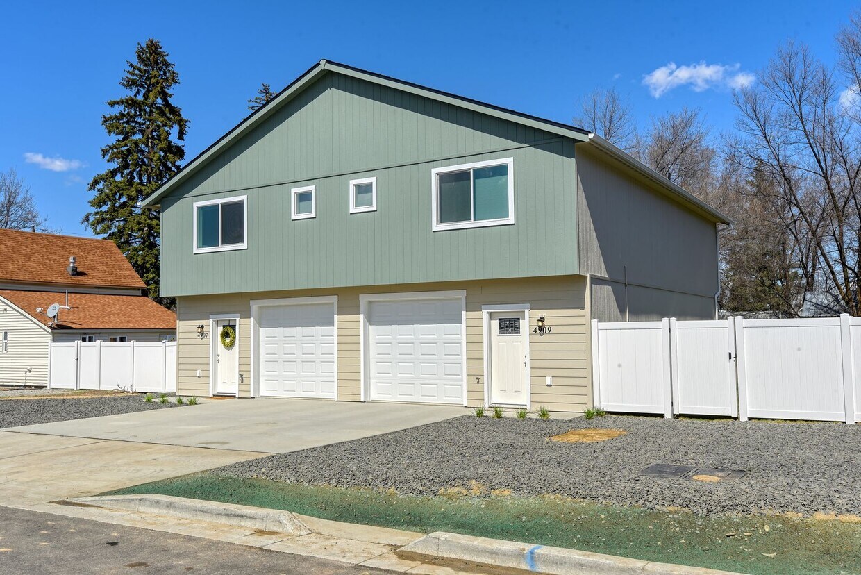 Primary Photo - 4919-4921 E 6th Ave