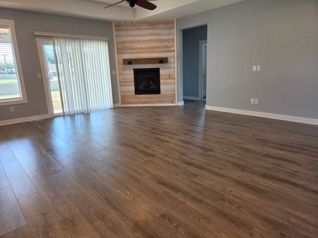 Building Photo - 1702 Aaron Dr