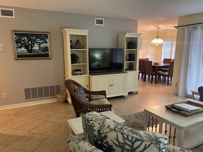 Foto del edificio - Unfurnished First Floor 3BR Condo in Sea P...