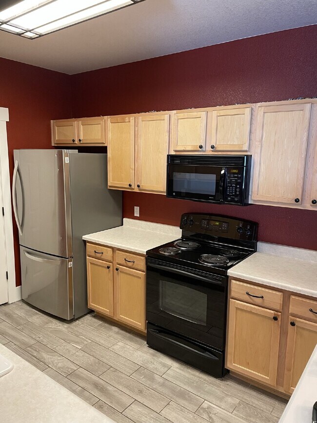 Building Photo - "Spacious 3-Bedroom Condo Retreat with Cozy Fireplace in Denver's Desirable Locale!"