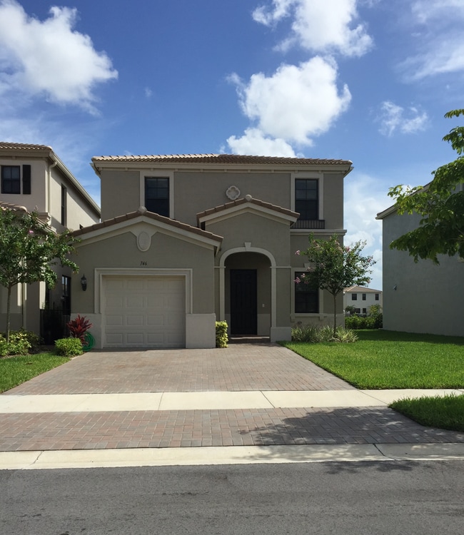 Building Photo - 746 NE 193rd St