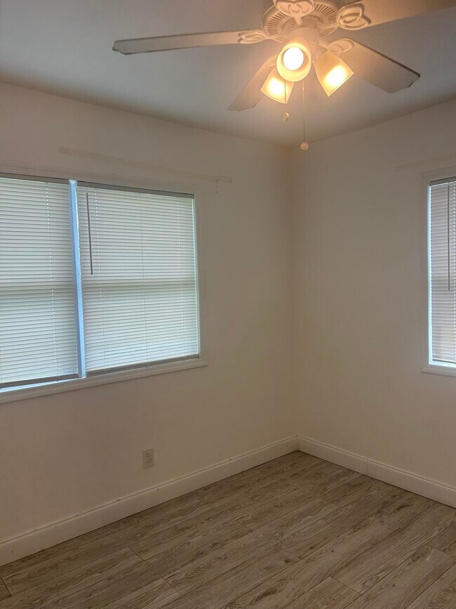 Foto del edificio - 3890 Lakewood Rd