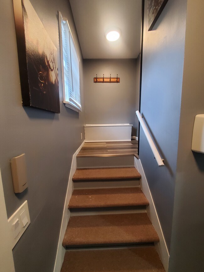 Building Photo - Incredible 3BED/2BATH Bay View Tri-level Unit
