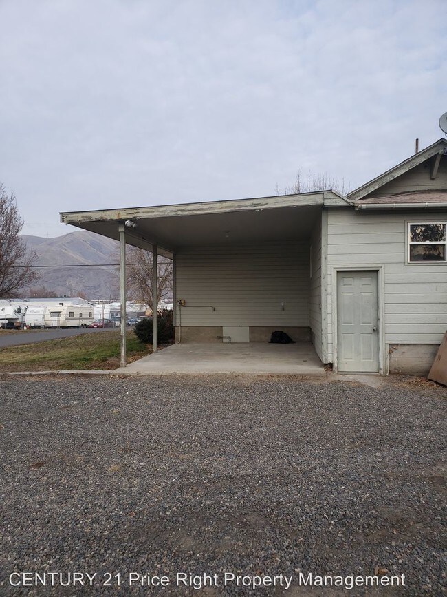 2 br, 1.5 bath House 1313 Poplar Street House Rental in Clarkston