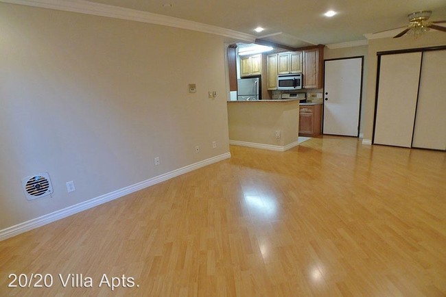 Building Photo - 2020 N Beachwood Dr