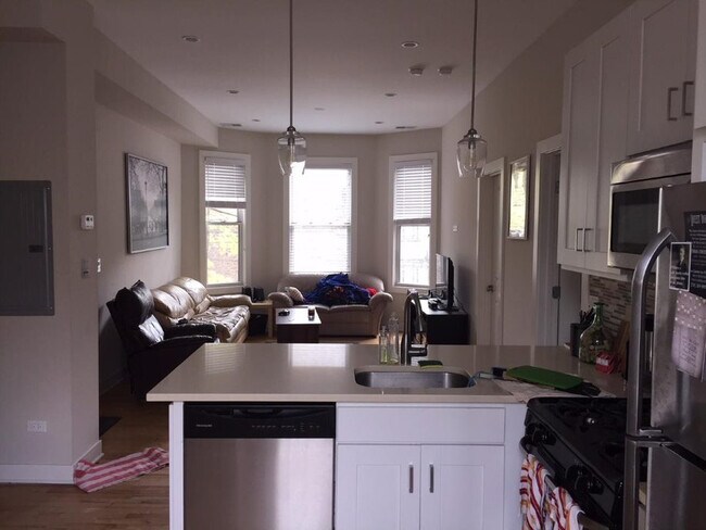 Foto del edificio - 2778 N Kenmore Ave