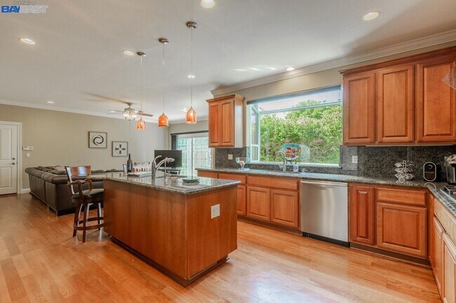 Foto del edificio - Live Exceptionally in This Peaceful Willow Glen Executive Home; 4 bed/ 4.5 bath