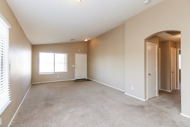 Building Photo - 975 E Vernoa St