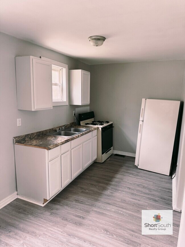 Building Photo - Unit 3 - Main Floor 1 Bedroom Apartment