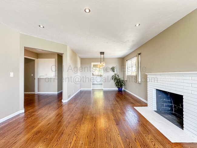 Photo - 7019 Outlook Ave (Oakland, CA) House