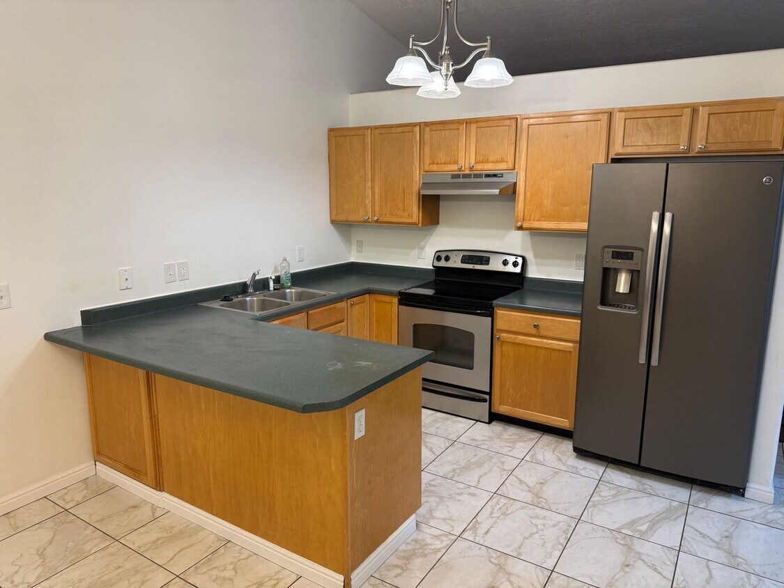 Foto principal - Beautiful 6 bedroom home!