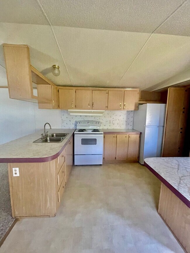 Building Photo - Welcome to this charming 2-bedroom, 2-bath...