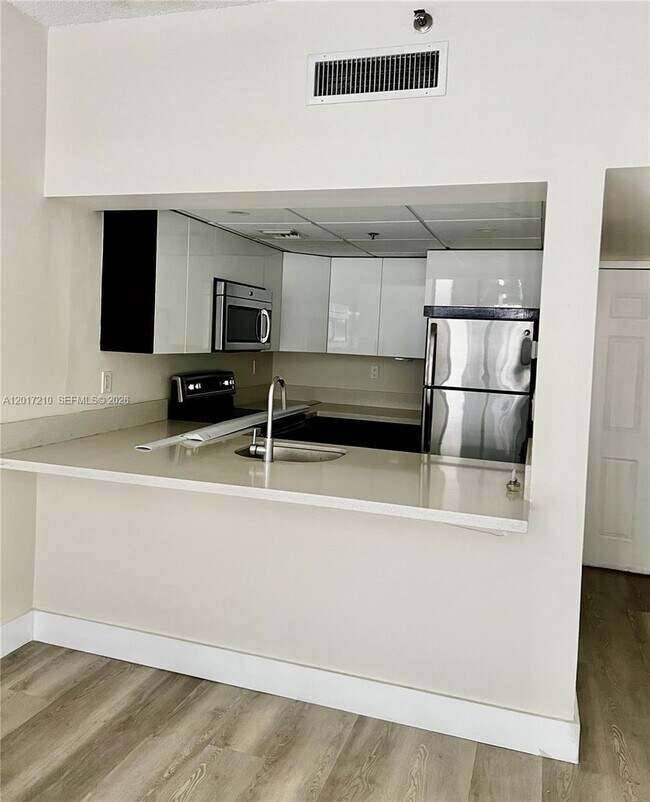 Building Photo - 540 Brickell Key Dr