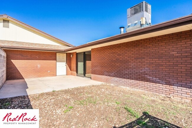 Building Photo - Charming 2 Bedroom Townhouse with a Fully ...