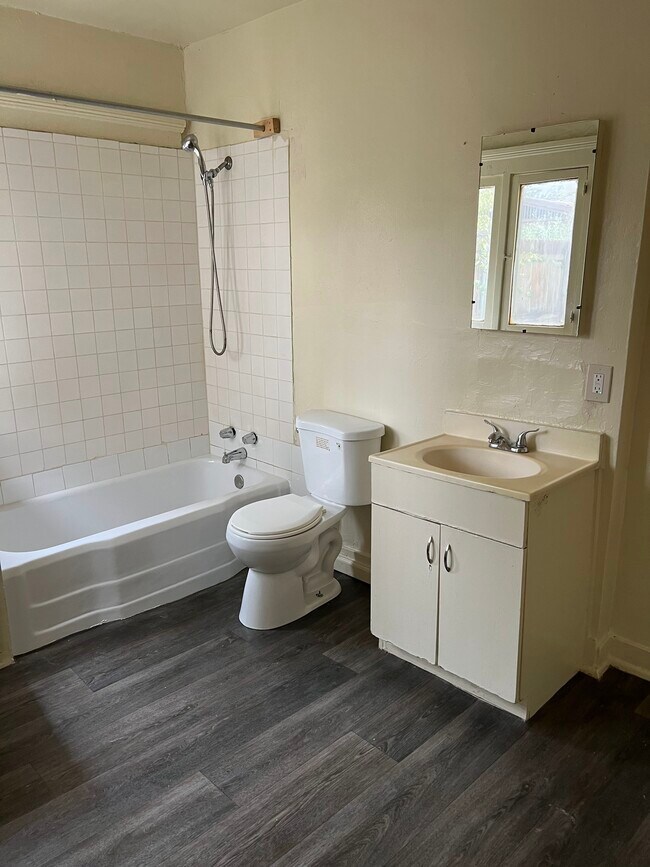 Foto del edificio - 567 N Oakland Ave