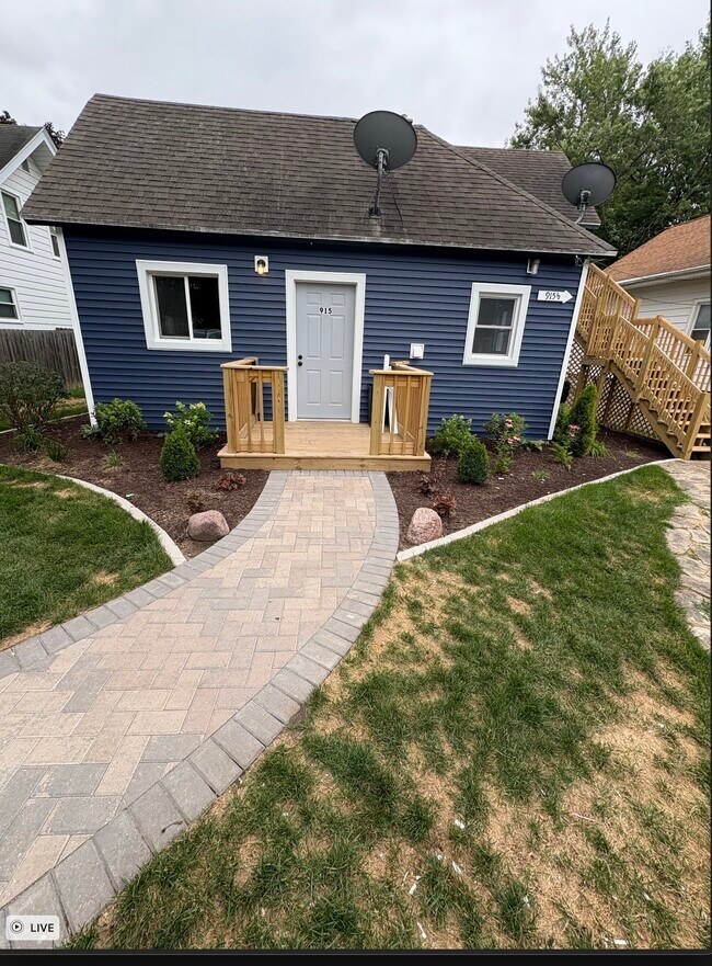 Building Photo - 915 Merrill St