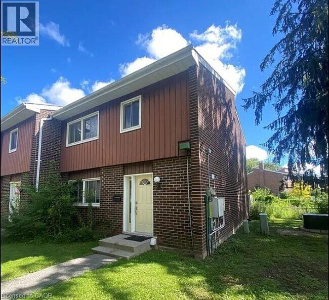 Photo du bâtiment - 121 University Ave E