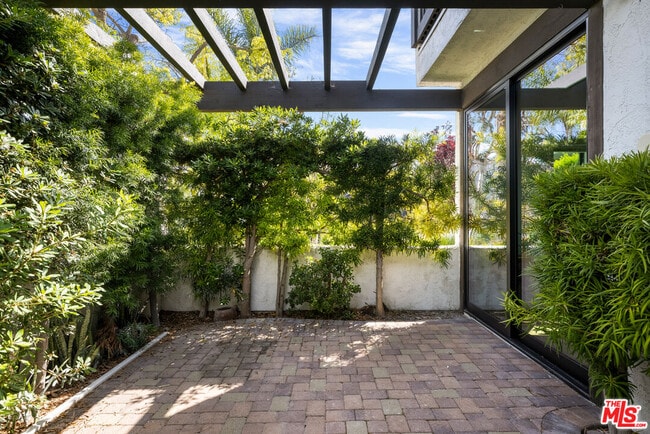 Building Photo - 1549 Palisades Dr