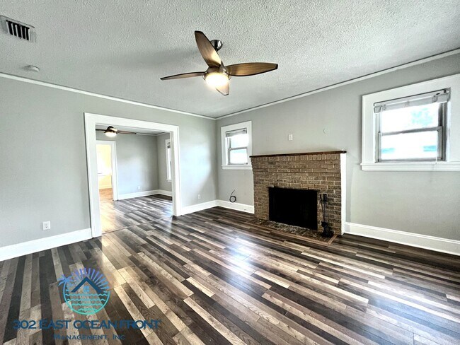 Building Photo - Beautiful 3 bedroom / 2 bathroom home now ...