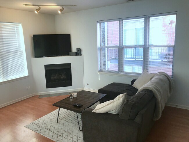 ¡Sala de estar grande y soleada! - 1311 N Burling St