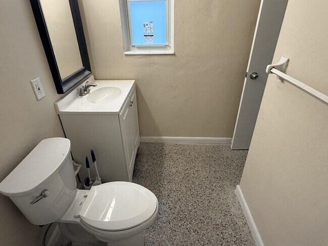 Building Photo - 1118 N H St