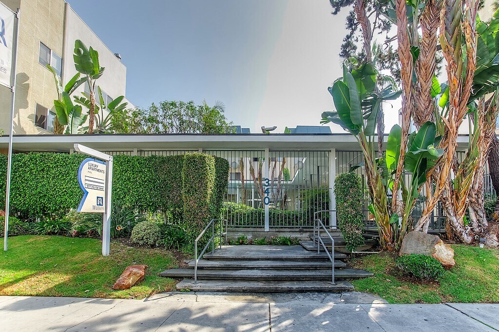 Primary Photo - 340 S St Andrews Pl