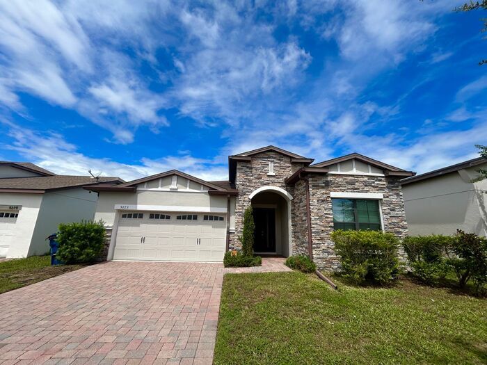 Foto principal - Stylish 4/3 Home with Covered Patio & Gara...