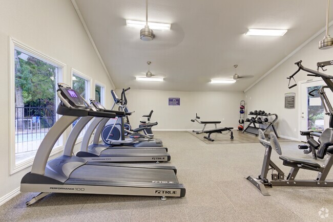 Gimnasio - Bend at Oak Forest Apartments