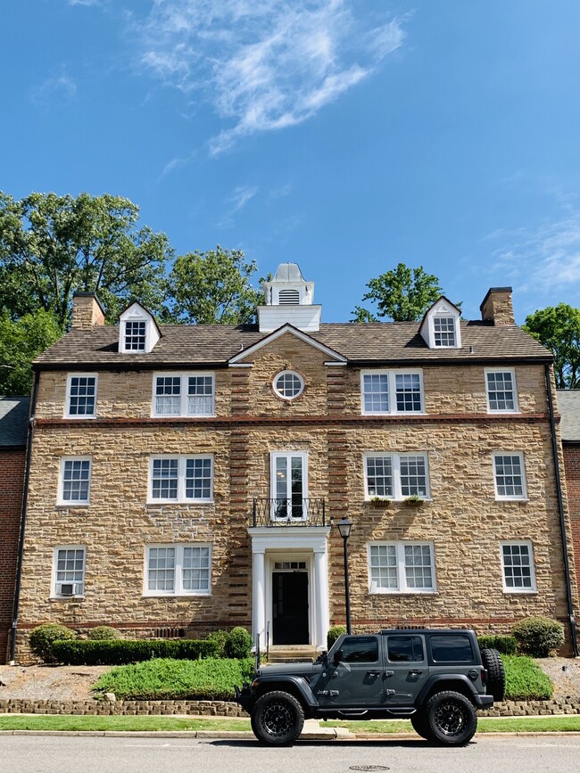 Building entrance - 2838 Thornhill Rd