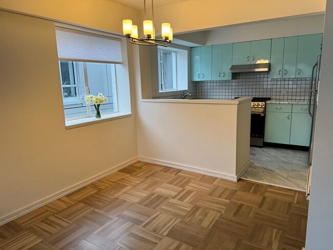 Dining Room - 2469 Cornwall Av