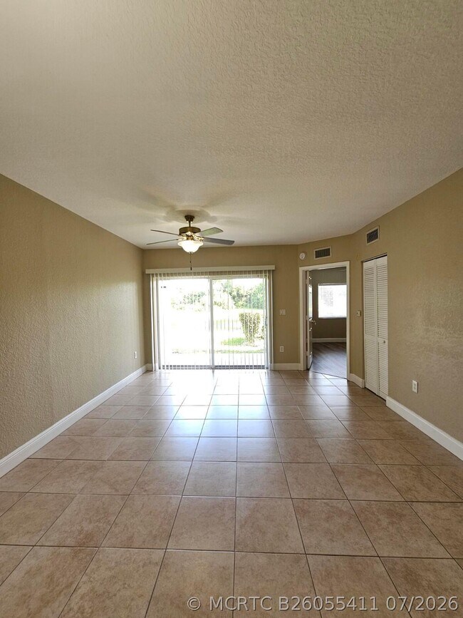 Building Photo - 1049 Golden Lakes Blvd