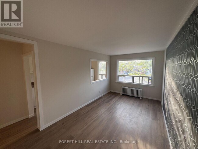 Photo du bâtiment - 245 Lakeshore Rd E
