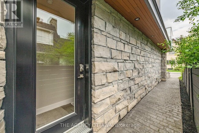 Building Photo - 946 Colonel By Dr