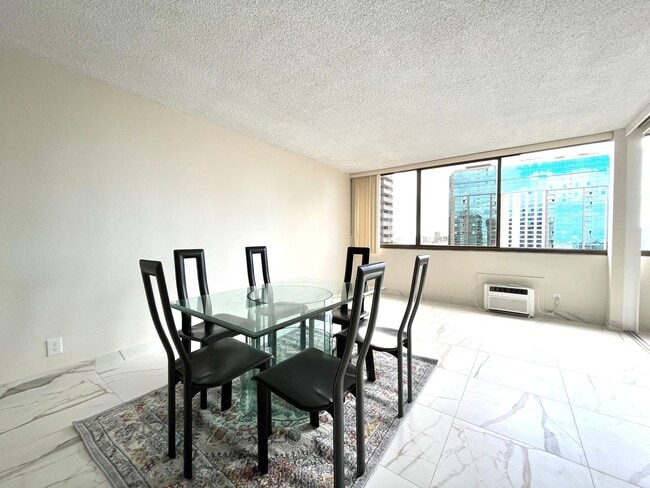 Building Photo - Kukui Plaza: Renovated 1 Bed, 1 Bath Condo...