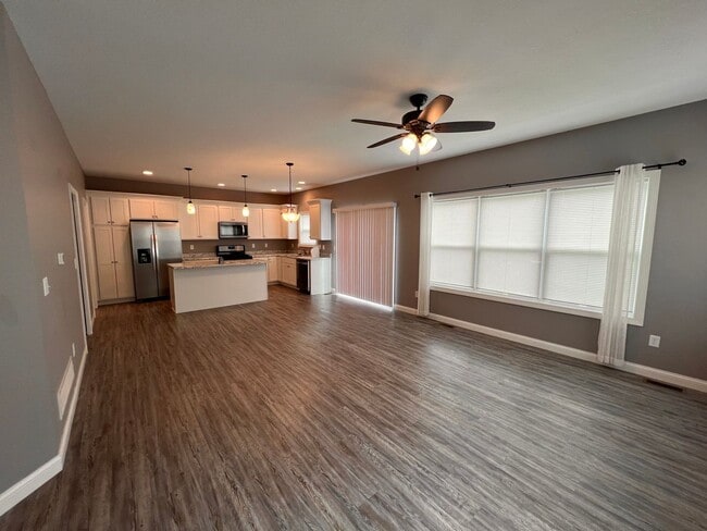 Building Photo - Introducing a stunning 4-bedroom, 3.5-bath...