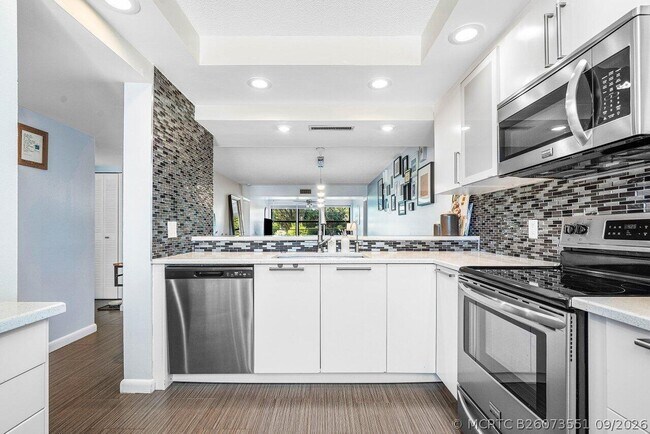 Building Photo - 6121 Balboa Cir