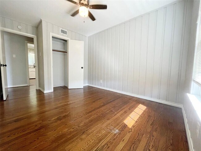 Building Photo - 10037 Casa Oaks Dr