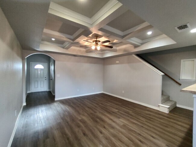Foto del edificio - Townhouse with Attached Garage and Backyard