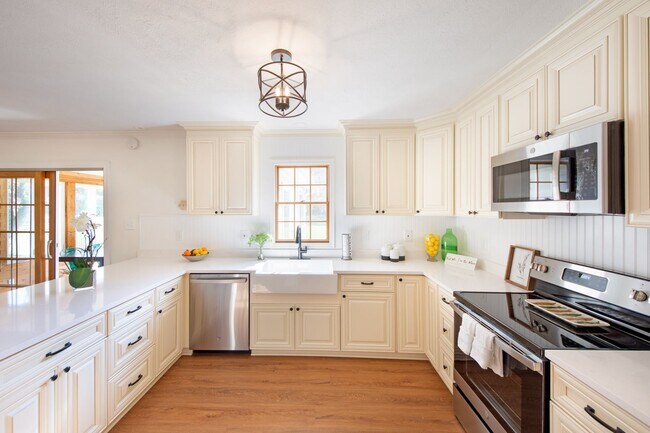 Foto del edificio - Beautifully renovated one-level 4 bed/3 bath rancher with 2-car garage