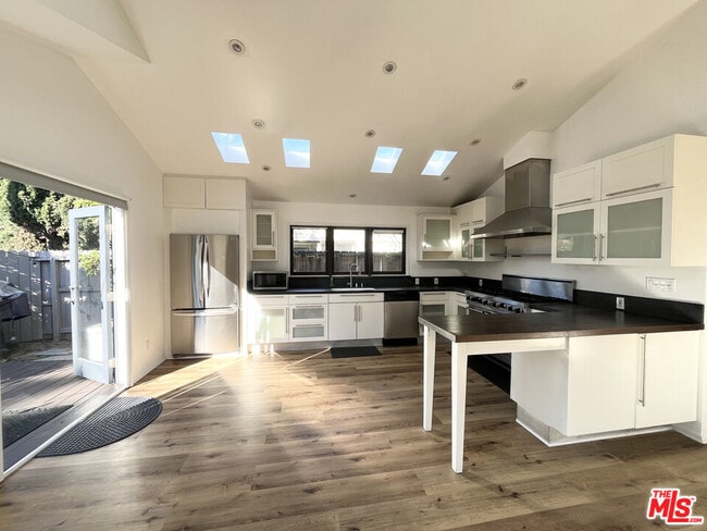 Building Photo - 602 Victoria Ave