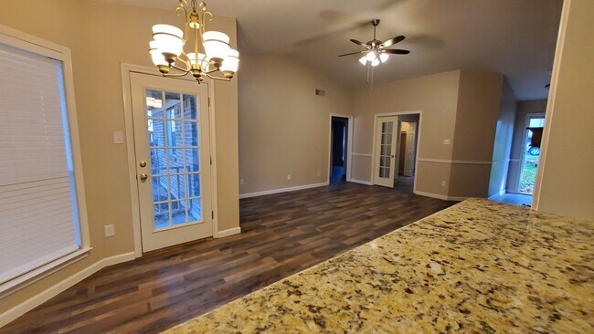 Foto del edificio - 8440 Willow Creek Dr